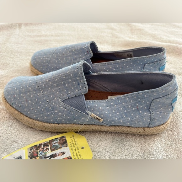 Tom’s women’s size 5 and one pair of 51/2 all are  like new or some are new - Picture 7 of 8